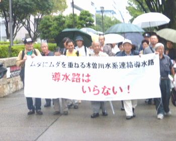 雨の中、入廷する原告団