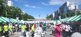 会場は大勢の人で賑わって